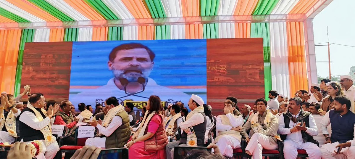 avinashpandeinc's tweet photo. कांग्रेस की असली ताक़त हमारा बूथ स्तर का समर्पित कार्यकर्ता है।
पिछले दो वर्षों की निरंतर मेहनत का परिणाम है कि आज प्रदेश भर में संगठनात्मक मजबूती दिखाई दे रही है।
लगभग 1,66,000 बूथों तक पहुँचा यह संकल्प ही हमारी सबसे बड़ी ताक़त है।
संविधान बचाने की यह लड़ाई अब हर गली, हर कूचे और हर बूथ तक जाएगी। ✊🇮🇳
📍 वाराणसी | संविधान संवाद एवं कार्यकर्ता सम्मान सम्मेलन