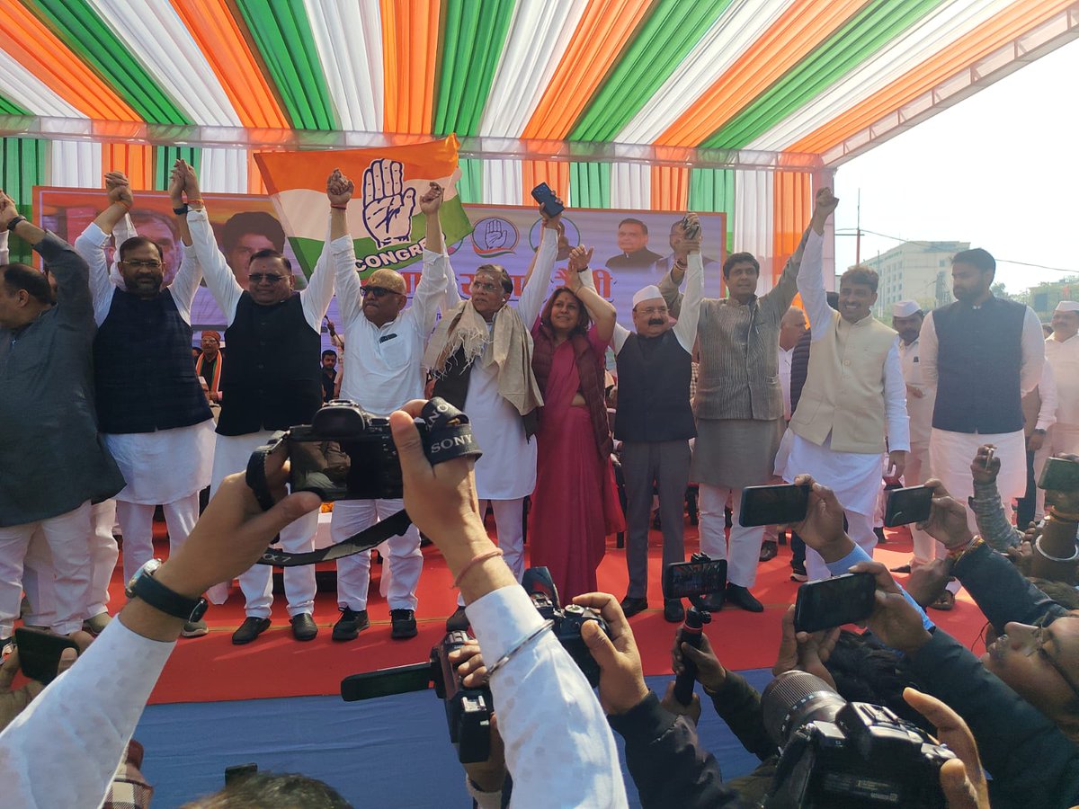 avinashpandeinc's tweet photo. कांग्रेस की असली ताक़त हमारा बूथ स्तर का समर्पित कार्यकर्ता है।
पिछले दो वर्षों की निरंतर मेहनत का परिणाम है कि आज प्रदेश भर में संगठनात्मक मजबूती दिखाई दे रही है।
लगभग 1,66,000 बूथों तक पहुँचा यह संकल्प ही हमारी सबसे बड़ी ताक़त है।
संविधान बचाने की यह लड़ाई अब हर गली, हर कूचे और हर बूथ तक जाएगी। ✊🇮🇳
📍 वाराणसी | संविधान संवाद एवं कार्यकर्ता सम्मान सम्मेलन