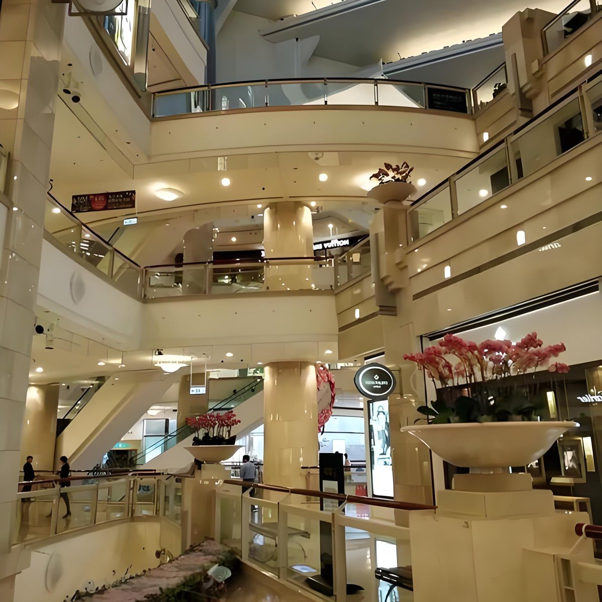 Cyfmlab's tweet image. 深夜の買い物は、自分との時間のような静けさと美しさを味わえます