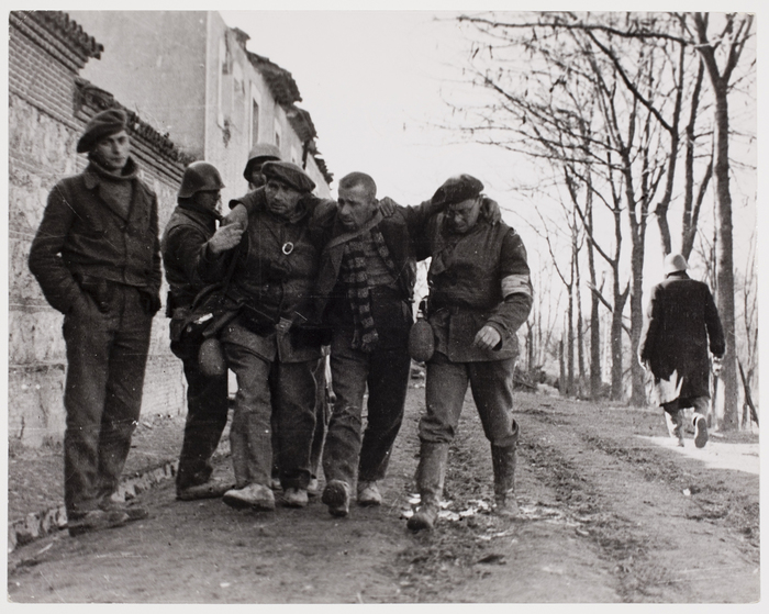 Pero primero, ¿Dónde estamos? 
Las otras fotografías de la serie nos permiten ubicarnos en la cara norte de la Granja de Castilla la Nueva, parte del Instituto Nacional Agronómico y actualmente conjunto del Palacio de la Moncloa.