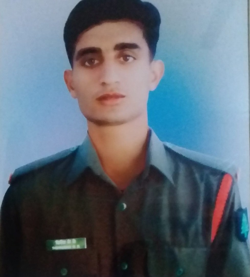 megirish2001's tweet image. Deeya was a baby when her Braveheart father Naik K K Thimmaiah courageously sacrificed his all fighting terrorists to defend our nation. She has only one precious photo with her handsome papa....

Today, 18 years later, as proud daughter, she watched her loving mother Asha…