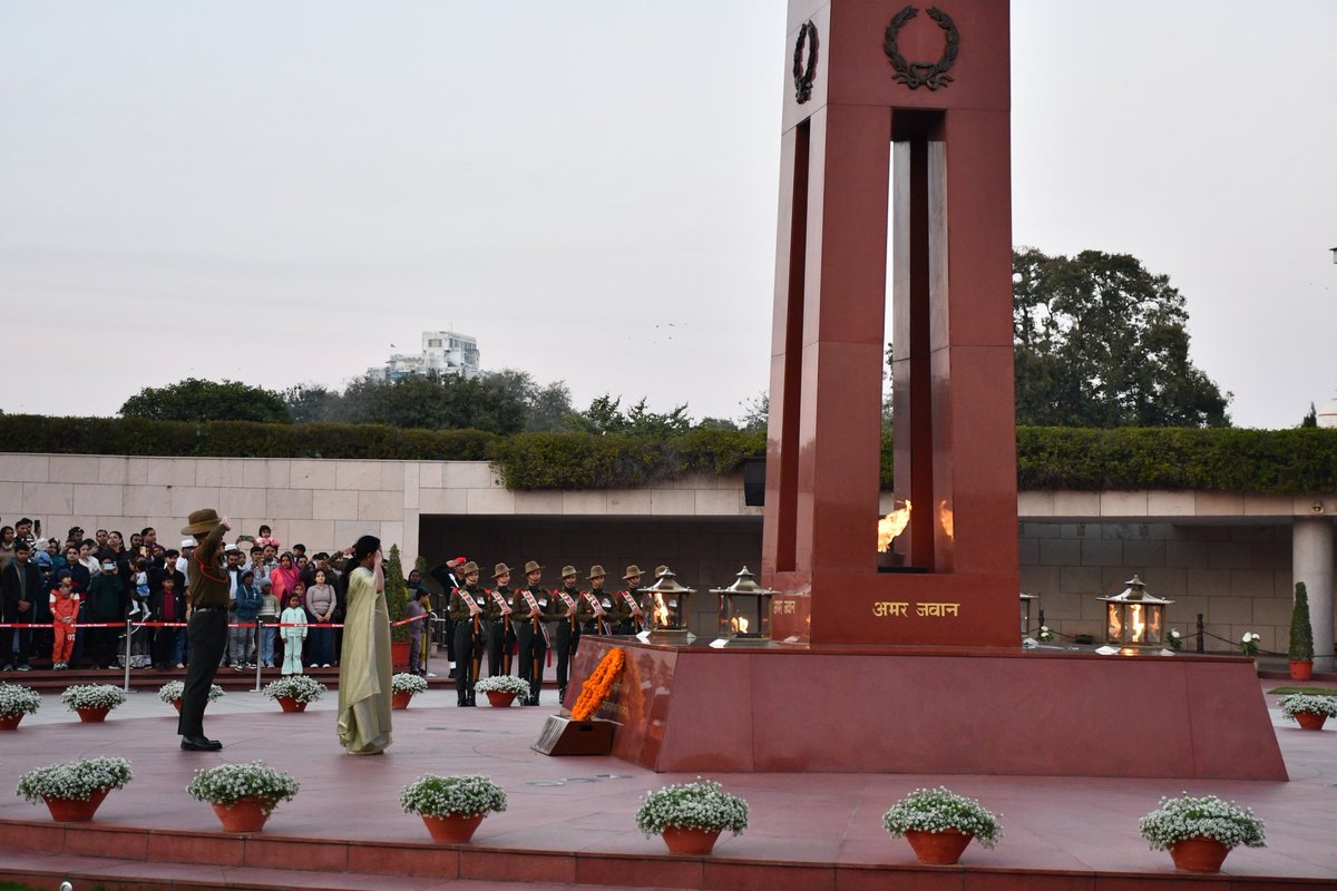 megirish2001's tweet image. Deeya was a baby when her Braveheart father Naik K K Thimmaiah courageously sacrificed his all fighting terrorists to defend our nation. She has only one precious photo with her handsome papa....

Today, 18 years later, as proud daughter, she watched her loving mother Asha…