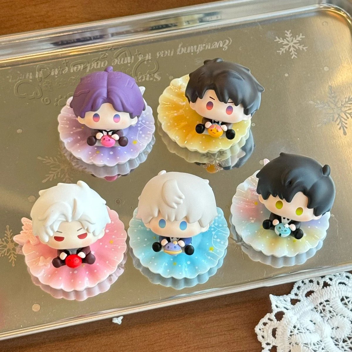 [PRE] Figure：Tiny LAD 
•Close：10 Feb 17:00(UTc+7)
ㄴ limited 200pc. /

•Size： 3cm
•Material：PVC
•Price：150THB
ㄴfirst 1,000 order get back drop H6cm
•All In：560THB
ㄴfirst 1,000order get black drop 15*15*15cm

— exclude creator's delivery
— exclude Shipping fee &amp; fee