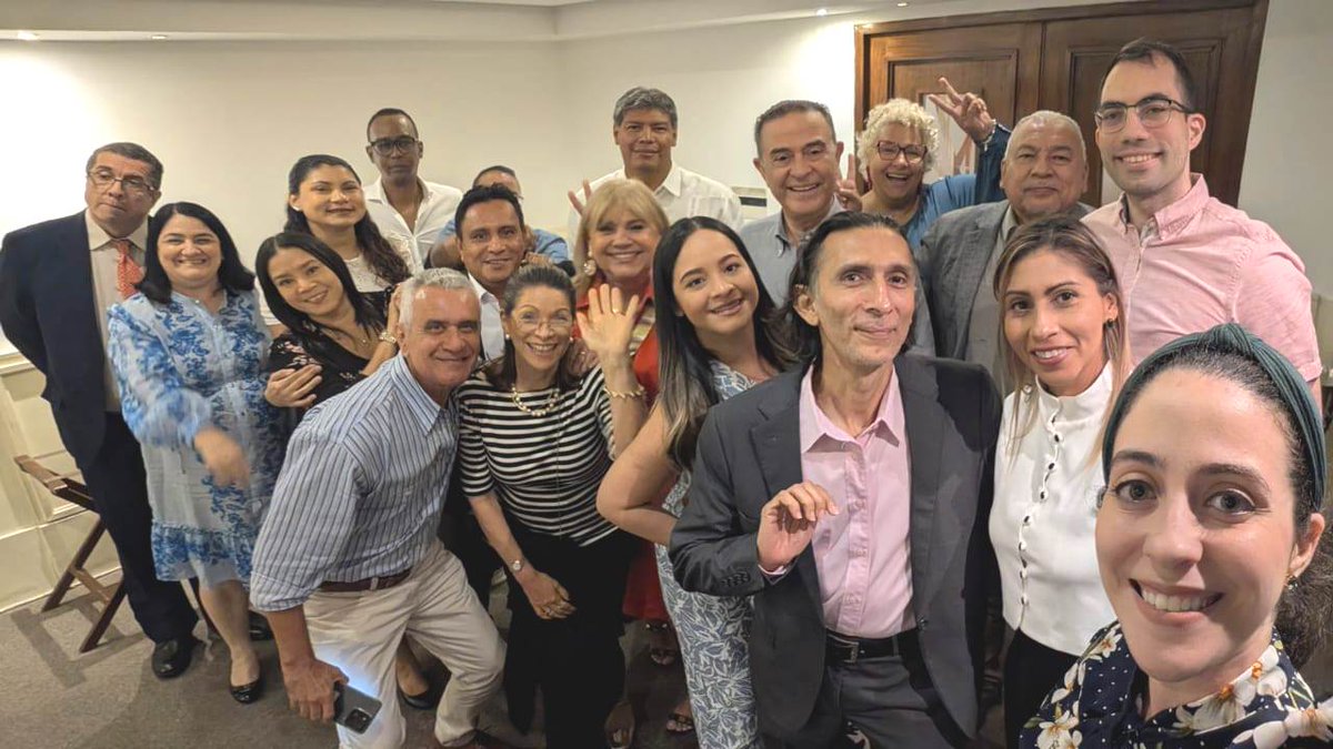 45 años de trayectoria y liderazgo: Omega Stereo honró al personal que, con dedicación y visión, ha contribuido a escribir una página histórica en la radiodifusión panameña, consolidándola como emisora pionera y primera cadena nacional FM en Panamá 🇵🇦.
¡Feliz 45 Aniversario!🎉