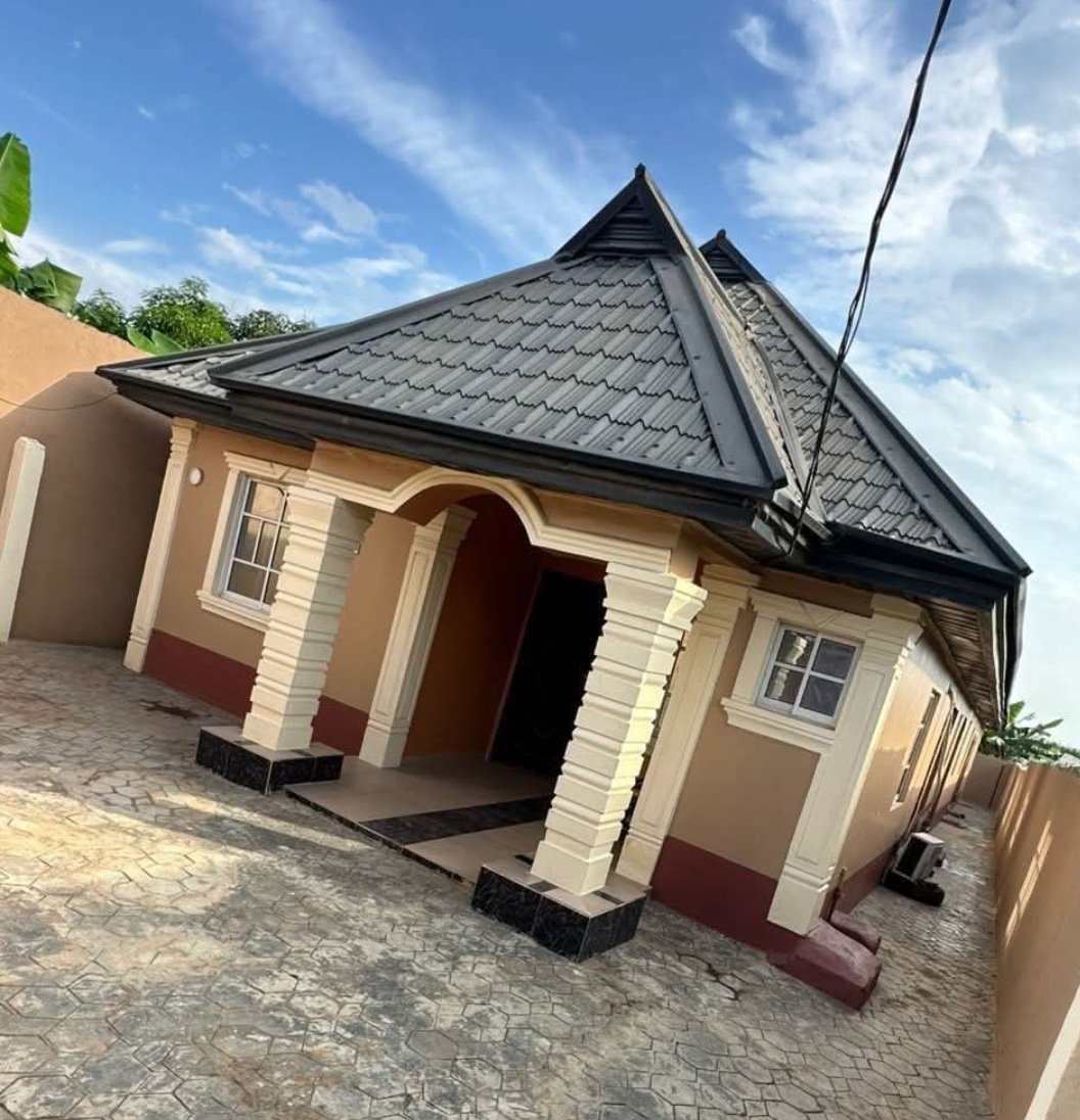 BSAT_Properties's tweet image. When my neighbor started his building project, he approached me to ask if he could get water from the tap outside my house for construction. I advised him to get a tank and a hose so it could be connected directly to my borehole. He was excited, did exactly that, and I began