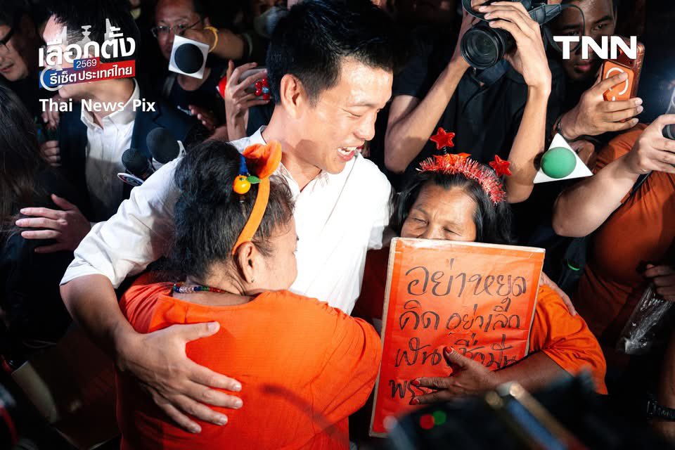 Skyboyz15's tweet image. 🍊😭 กองเชียร์พรรคประชาชนร่ำไห้ หลัง “เท้ง” ประกาศไม่ใช่พรรคอันดับ 1 
“เท้ง” ตะโกนบอก กองเชียร์ อำนาจสูงสุดเป็นของประชาชนแน่นอน อย่าเพิ่งหมดหวัง 
#เท้งณัฐพงษ์ #พรรคประชาชน 
#เลือกตั้ง69 #เลือกตั้ง2569