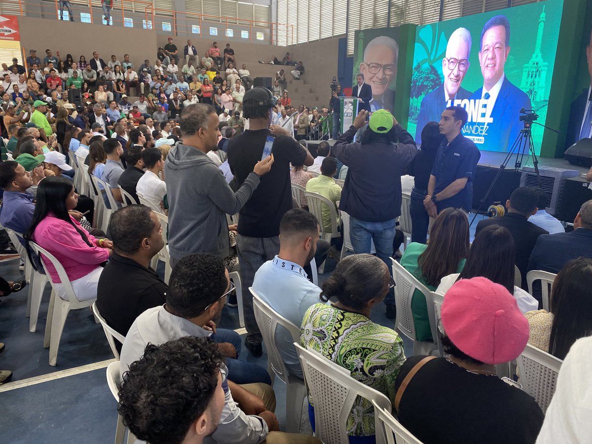 SecretariadeUl1's tweet photo. Secretaría del Dominicano en el Exterior #FuerzaDelPueblo 

En estos momentos en la Juramentación de actuales regidores y ex candidatos a diputados del PLD; el Dr. @LeonelFernandez les da las palabras de bienvenida a todos para que se sumen a trabajar en el rescate de la nación. https://t.co/WaNcbMhea2