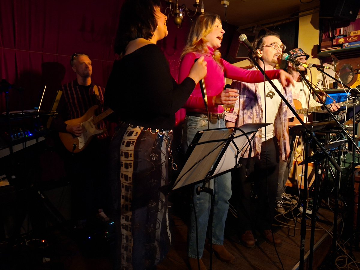 Annuska3's tweet photo. Bij café Camille op 8 februari 2026. Muziek uit '97. #beverwijk https://t.co/UeUzzeUveF