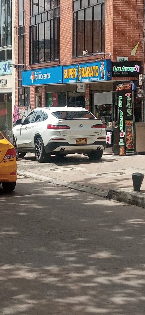 mrsergiomarquez's tweet photo. @TransitoBta @SectorMovilidad @Bogota es evidente el arduo trabajo de los agentes de tránsito, se amontonan en la 26 a tomar tinto a ver qué moto cazan, cuando en la KR 4 con Cl 13 toman los andenes de parqueadero, y no es la primera vez, está como bueno ese trabajo no? https://t.co/P2weitdrOK