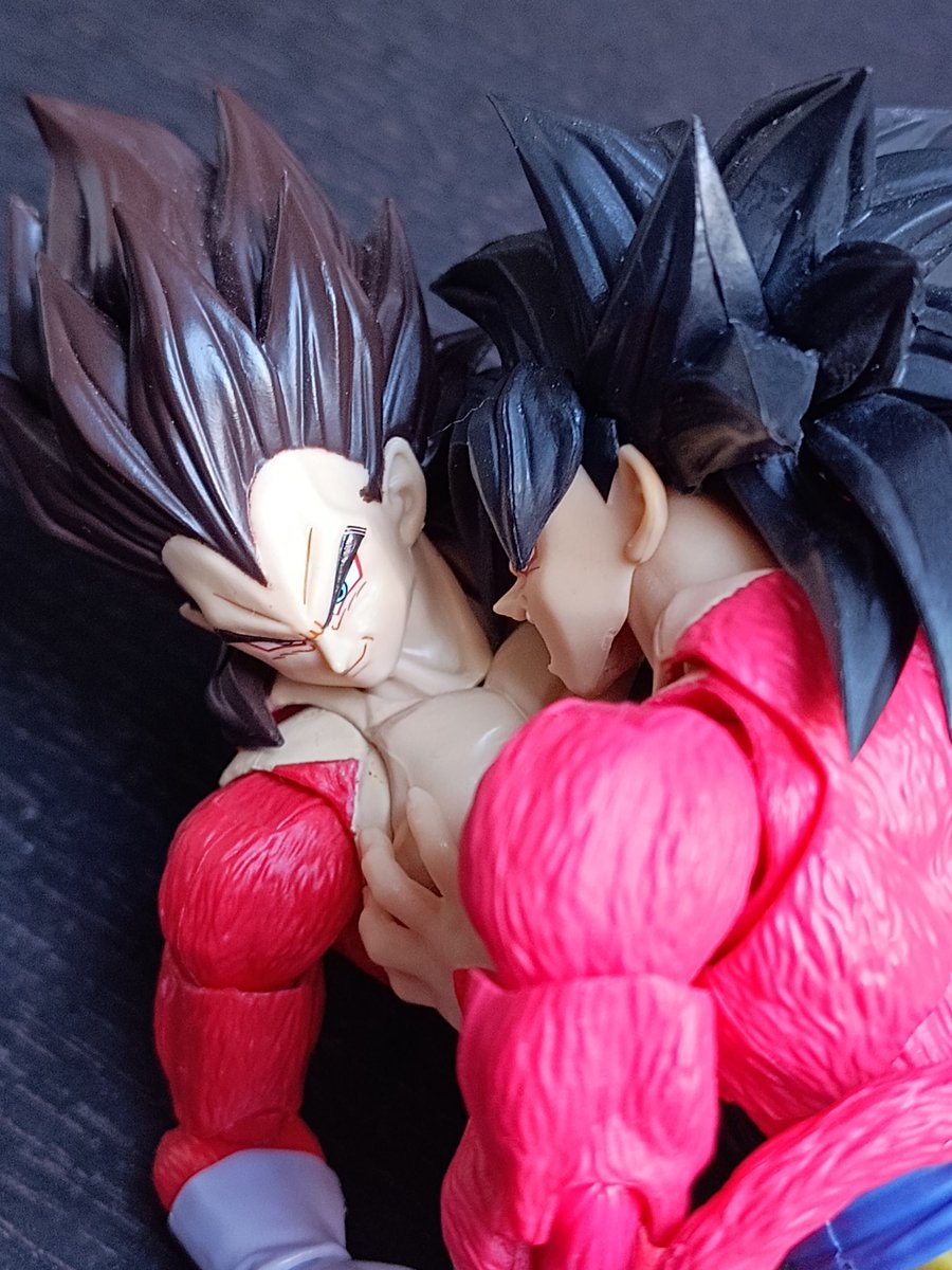 Goku's feral instinct kicks in when seeing that neck 🤩