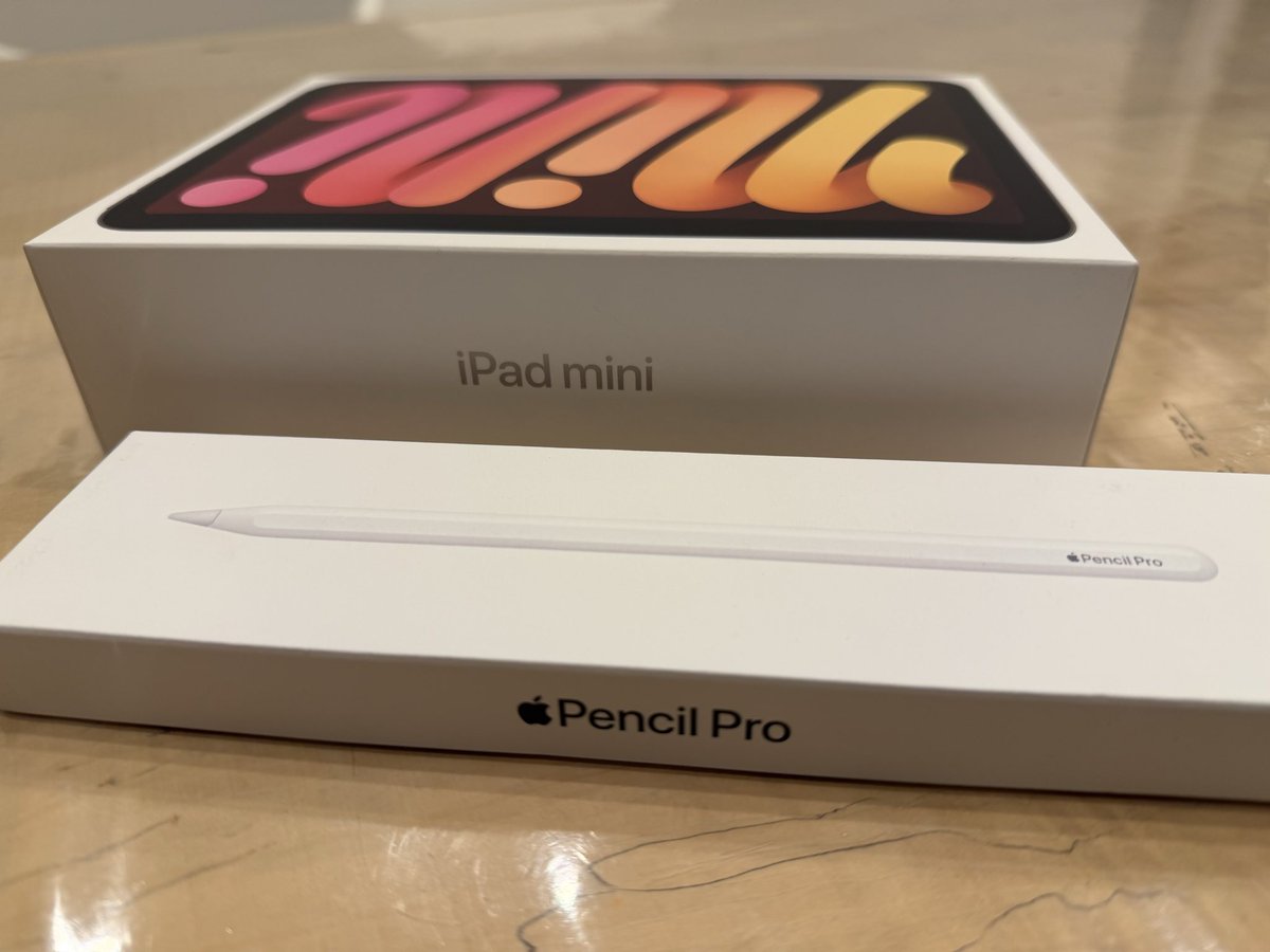 GunmaFD119's tweet photo. 10年間使ったiPad proとおさらばし、新調しました！仕事絡みで配布される資料、会議のメモ等、保管がめんどいのでペーパーレスにしていきます。あと、買った書籍も自炊して電子書籍化しているので、これ1台で諸々完結！ https://t.co/0XNQC9821B