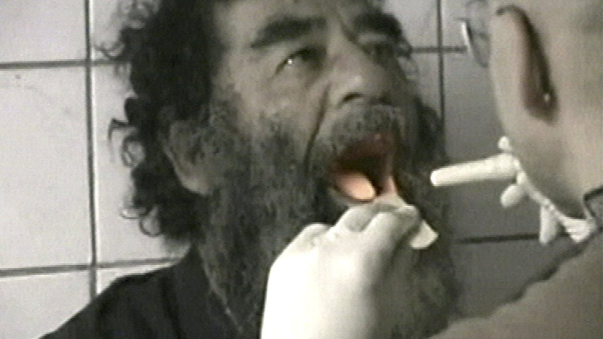 سال‌ها بعد یک خبرنگار از ژنرال آمریکایی پرسید چرا عکس‌های آزمایش پزشکی صدام رو منتشر کردین؟ پاسخ داد که می‌خواستیم همه بفهمند اون یک هیولا شکست ناپذیر نبود!