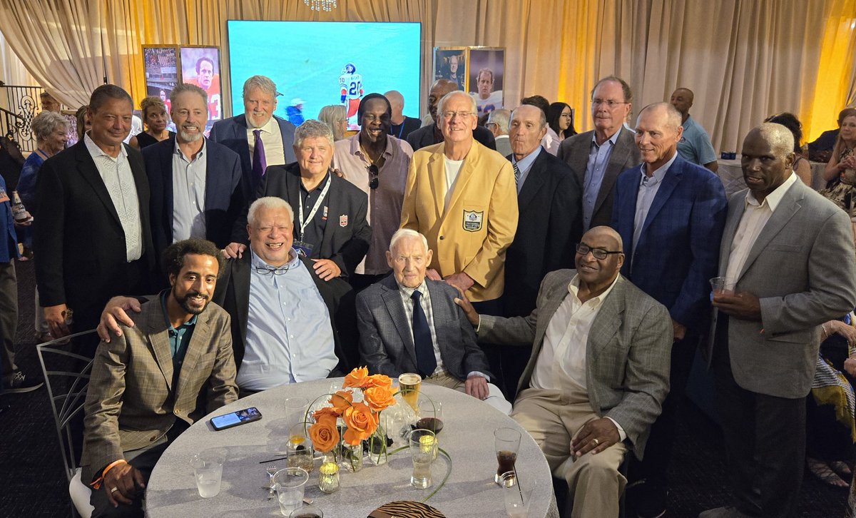 ronNcaphill's tweet photo. Odds of running into a random #NFL #FanOfTheYear during #SuperBowl Week who personally knows #BroncosCountry great Barney Chaveous? ✅
And odds of me having a framed photo of Barney and @Broncos_Legacy from #RandyGradishar's #PFHOF Canton celebration to pay forward? ✅
IYKYK 😉 https://t.co/LUWb1b4dLk