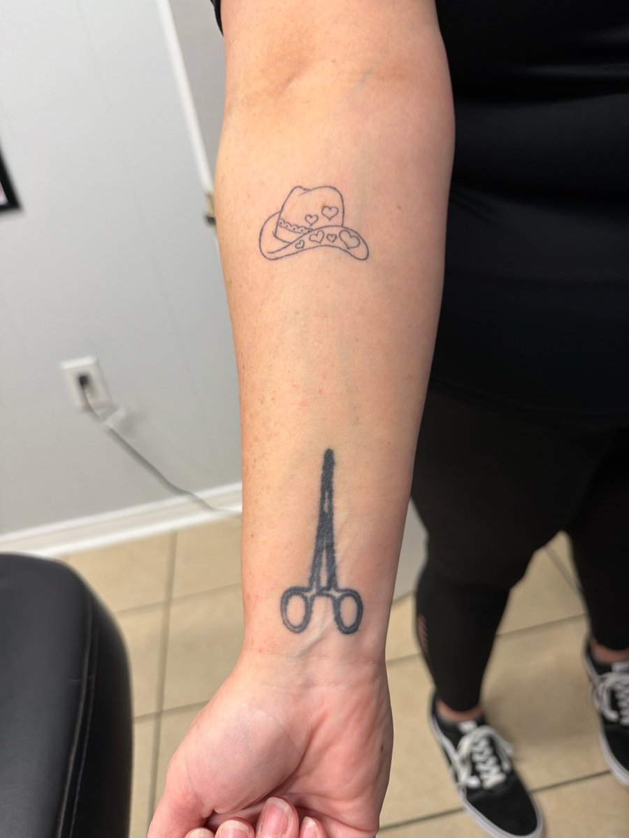 🎶Pink Pony GOOSE🩷🪿🎶 This might be my favorite cover up of all time. 
#tatt #tattoo #tattooedgirls #inkedgirls #floral #coverup #pinkponyclub #sillygoose #goose #porchgoose