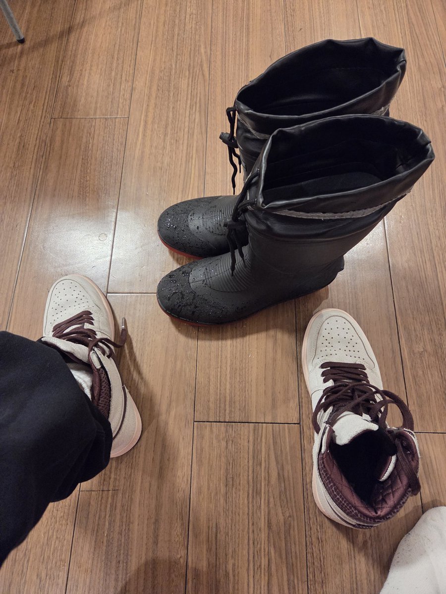 RepSneaks's tweet photo. 雪のせいで、まさかジムに長靴で行くことになるとは思わなかった。
​足元はこれだけど、この前買ったChampionのスウェットが風を通さなくてめちゃくちゃ暖かいのが救い。

​#筋トレ #ボディメイク #Champion https://t.co/VFE3YTf0C7