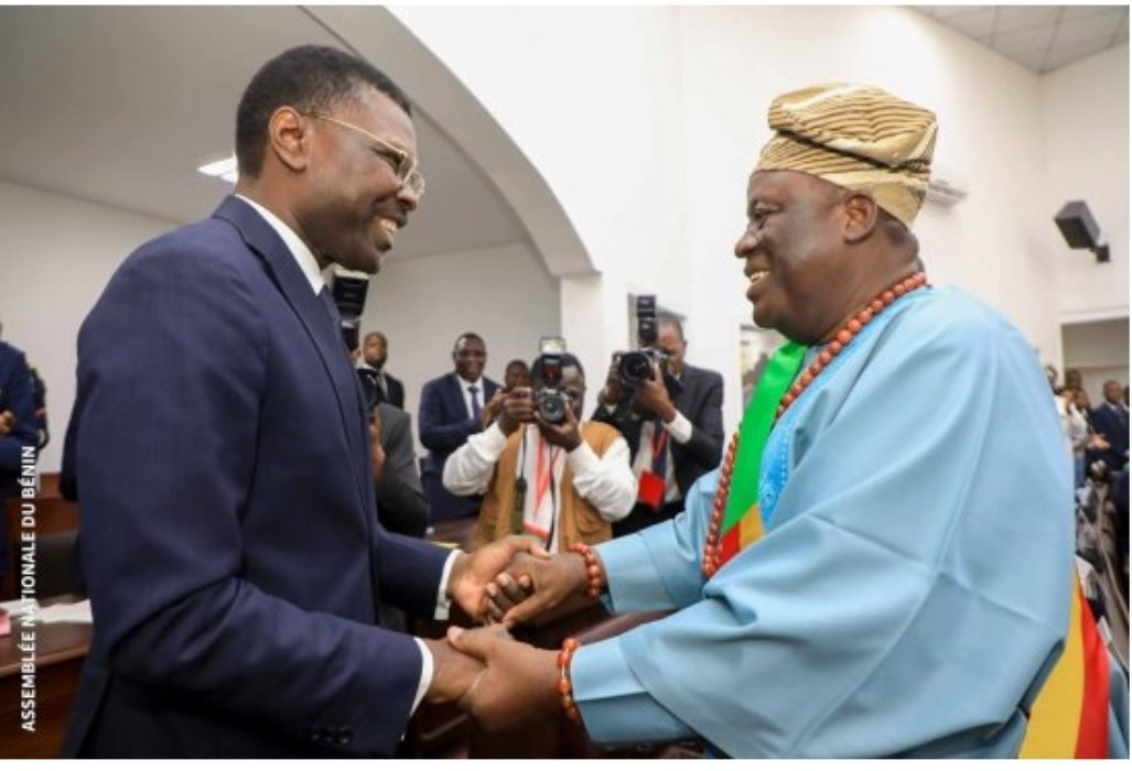 Louis Vlavonou félicite Joseph Djogbénou pour son élection à la tête de la 10èm magistrature.
