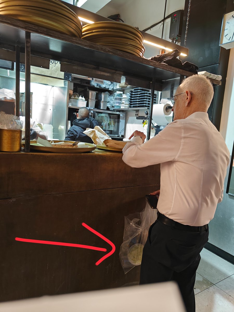 האדון הזה עמד לפני בקופה של "הקוסם" ותקע את התור בגלל שלא רצה לשלם על סלט קטן שעולה 8 ש"ח. בסוף אמר שיחזיר אותו למקרר אבל במקום זה הכניס אותו לשקית והחביא אותה מתחת לדלפק. מי מכיר אותו? אומרים שהוא אוהב להרביץ לזונות ממין זכר.