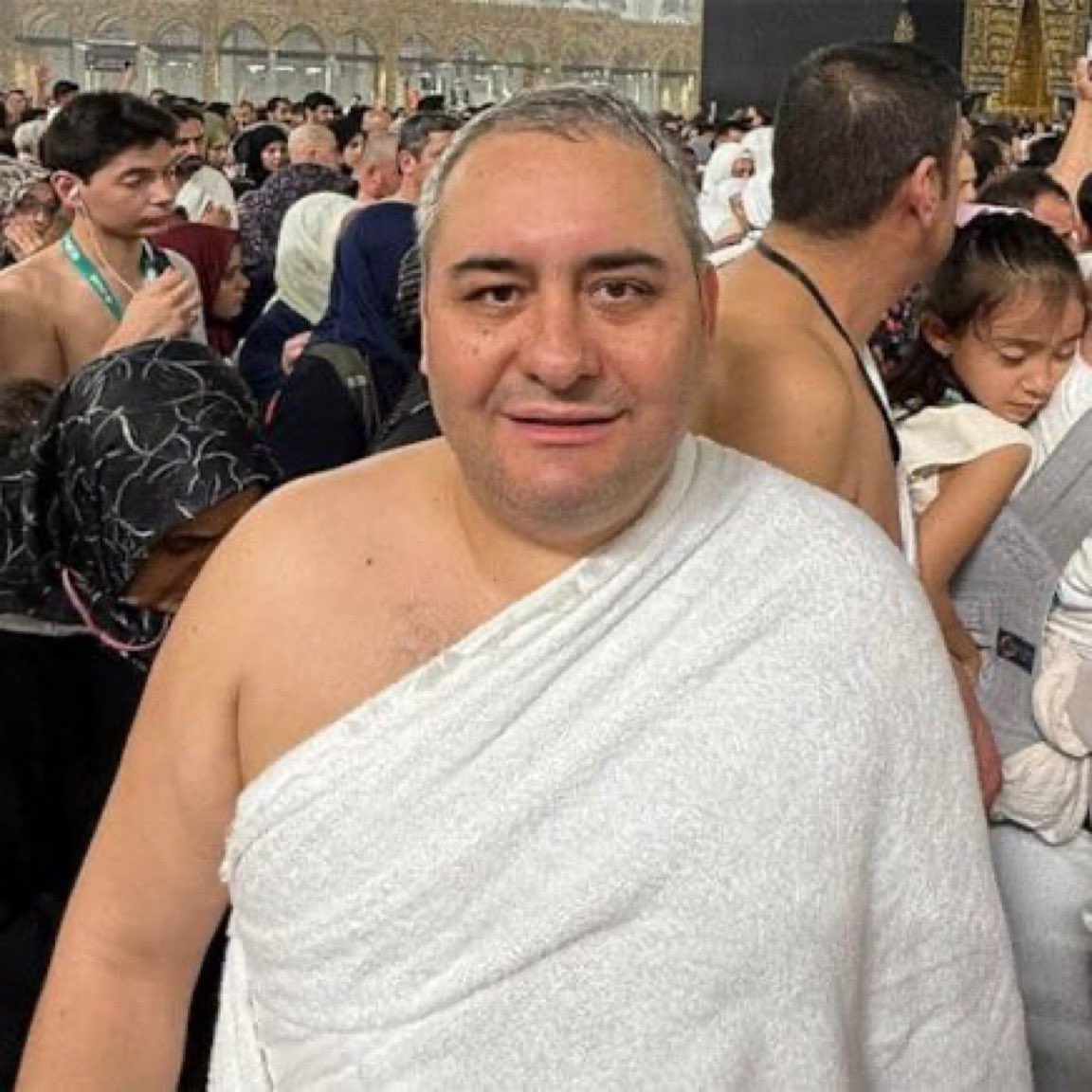 Muhaliflerin HELAL oylarıyla seçilip AKP’ye geçen Mesut Özarslan kutsal mekan Kabe’den fotoğraf paylaşmış. Farkettiniz mi, kim kötü ya da yanlış bir şey yapsa ya Kuran’dan ayet paylaşıyor ya da Umre’den fotoğraf paylaşıyor!

O zaman Mesut Özarslan’a hep beraber soralım: Turgut