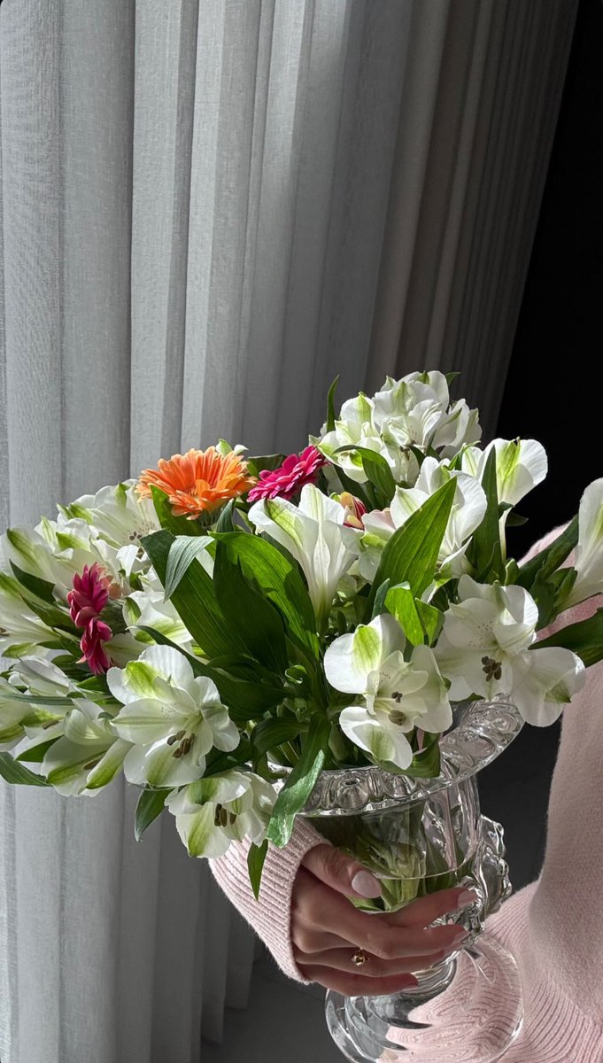 حامل بيدي وردة اهاات وذكرياات 💓🌸🪷