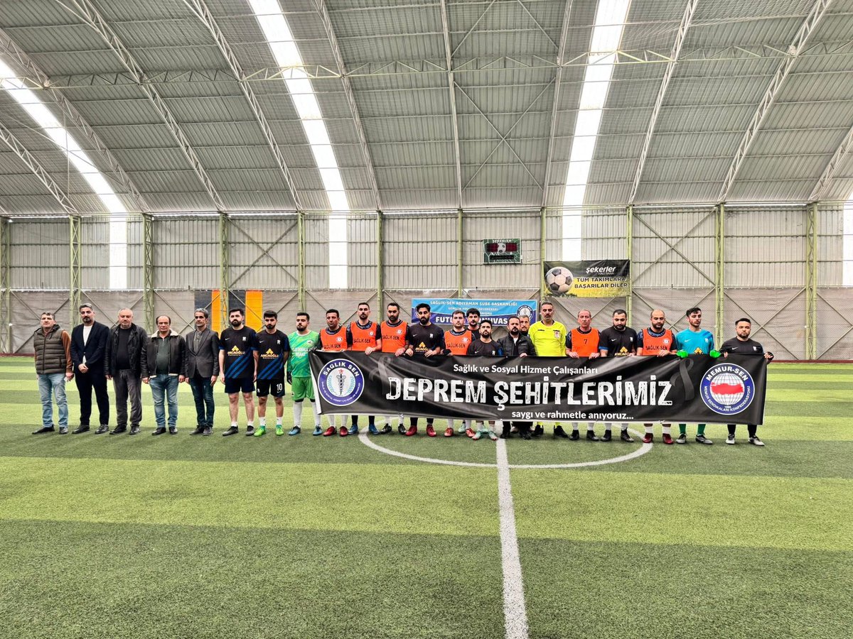 adymnsagliksen's tweet photo. Sağlık-Sen Adıyaman Şubesi olarak düzenlemiş olduğumuz Futbol Turnuvamızın Final Maçı’na katılımlarıyla bizleri onurlandıran;

➡️ AK Parti Genel Merkez Teşkilat Başkan Yardımcısı, Adıyaman Milletvekili Sn. Av. Mustafa ALKAYIŞ,
➡️ AK Parti Adıyaman İl Başkanı Sn. Av. Ekrem ÇADIR,
➡️ AK Parti Merkez İlçe Başkanı Sn. Mehmet Fatih OLGUN,
➡️ Memur-Sen Adıyaman İl Başkanı Sn. Mehmet DEMİR,
➡️ Öz Sağlık-İş Adıyaman Şube Başkanı Sn. Mustafa Uğur KÖSE,
➡️ Aile ve Sosyal Hizmetler İl Müdür Yardımcısı Sn. Osman İDE,
➡️ İl Sağlık Müdürlüğü Halk Sağlığı Başkanı Sn. Dr. Mustafa KUTLU,
➡️ İl Sağlık Müdürlüğü Kamu Hastaneleri Başkan Yardımcısı Sn. Doç. Dr. Fedli Emre KILIÇ,
➡️ Ankara Gülhane Tıp Fakültesi Sn. Doç. Dr. Osman KÜÇÜKKELEPÇE,
➡️ İl Sağlık Müdürlüğü Destek Hizmetleri Başkan Yardımcısı Sn. Erkan KAPLAN,
➡️ İl Sağlık Müdürlüğü Destek Hizmetleri Başkan Yardımcısı Sn. Ömer BİLEN,
➡️ Kahta Devlet Hastanesi Başhekimi Sn. Uzm. Dr. Mustafa AKEL,
➡️Sincik Devlet Hastanesi Başhekimi Sn.Dr.Mehmet AKATAY, 
➡️ ADSM Başhekimi Sn. Dt. Abdullah YAMAN,
➡️ Kahta ADSM Başhekimi Sn. Dt. Emrah DİKMEN,
➡️ Göçeri Devlet Hastanesi Başhekimi Sn. Dr. Muhammet Harun ŞAŞMAZ,
➡️Yeşilay Adıyaman Şube Başkanı Sn.Bahaddin TUNÇ,
➡️Ak Parti Gençlik Kolları Başkanı Sn.Hasan ÜNSAL,
➡️ İl Sağlık Müdürlüğümüze bağlı çok kıymetli Kurum Yöneticilerimiz,
➡️ Turnuvamızı güzel hatıralarını yaşatmak adına düzenlediğimiz, 6 Şubat deprem şehitlerimizden Engelli Komisyon Başkanımız merhum Mehmet Kısa ile ADSM İş Yeri Temsilcimiz merhum Mehmet Nuri Öner’in değerli aileleri,

Turnuvamıza katılan 18 takımımıza, göstermiş oldukları yoğun ilgi, mücadele ruhu ve samimi teveccühleri için gönülden teşekkür ediyorum.

Her koşulda insan sağlığı için büyük bir özveriyle görev yapan sağlık ve sosyal hizmet emekçilerimizin, bu kez yeşil sahada dostluk, kardeşlik ve dayanışma için ter dökmesi, camiamızın birlik ruhunu daha da güçlendirmiş; turnuvamızı çok daha anlamlı ve kıymetli kılmıştır.

Bu vesileyle; turnuvamızın hazırlanmasında emeği geçen başta İl Yönetim Kurulumuz ve Gençlik Kollarımız olmak üzere tüm gönüldaşlarımıza teşekkür ediyor, bugün burada bizleri yalnız bırakmayan tüm değerli misafirlerimize şükranlarımı sunuyorum.

Sağlık-Sen Adıyaman