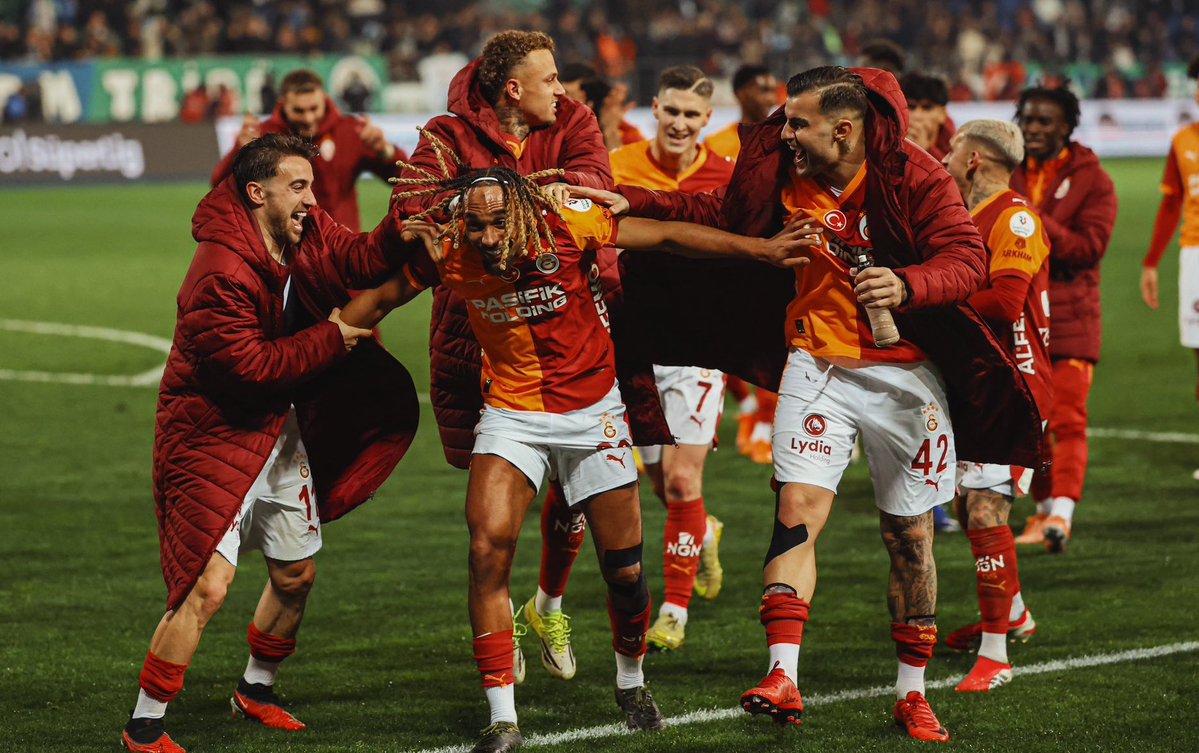 Lang önceki maç da hemen dövenler arasına girmişti ya yıllardır bu anı mı bekliyorsun dndnndnndnd