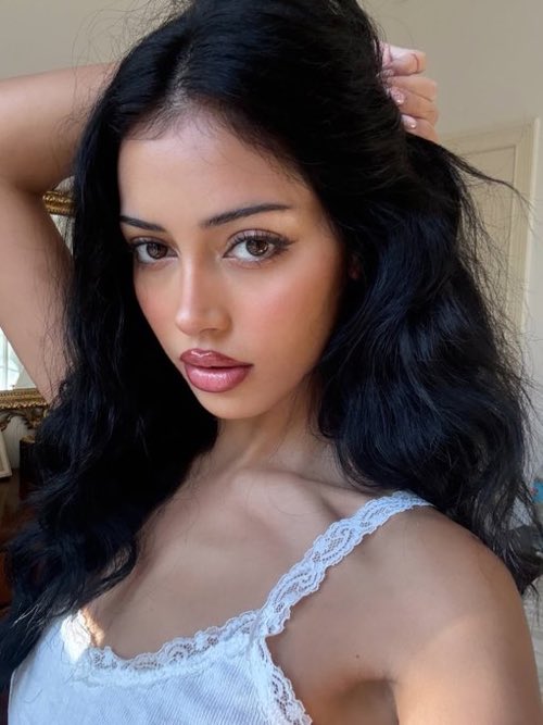 Simp4Cindy's tweet photo. I’d be obsessed with me too https://t.co/t8fb18Lwb6