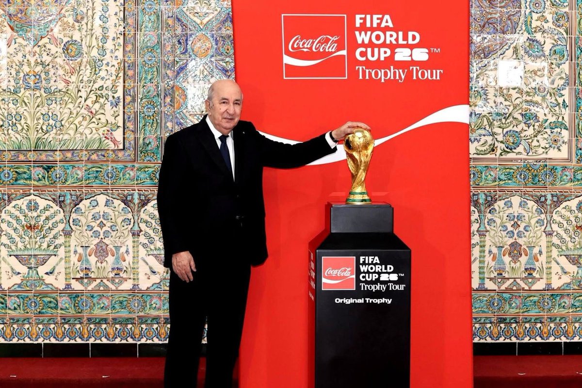 Rifi_Royal's tweet photo. #كوكاكولا التي تمول الجيش الاسرائيلي. 
المهم هذه اللقطة عندها ايام و لم يلاحظها احد الى اليوم. 
#كأس_العالم براعاية #كوكاكولا دار العالم كلو و جابوه مستشهرين حتى للمغرب لكن هو مخصوص للجماهير فقط لا يستقبله رؤساء دول. 
أما تبون فقد خصص له إستقبالا رسميا 🤣🤣🤣🤣🤣🤣🤣 https://t.co/ccrYxJgnqN