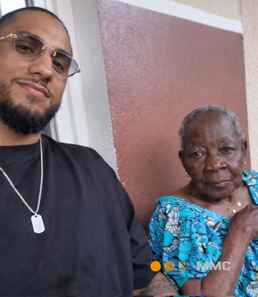 📸 : À Kinshasa, Tony YOKA rend visite à sa grand-mère, âgée de près de 100 ans. 🇨🇩
#MMC
