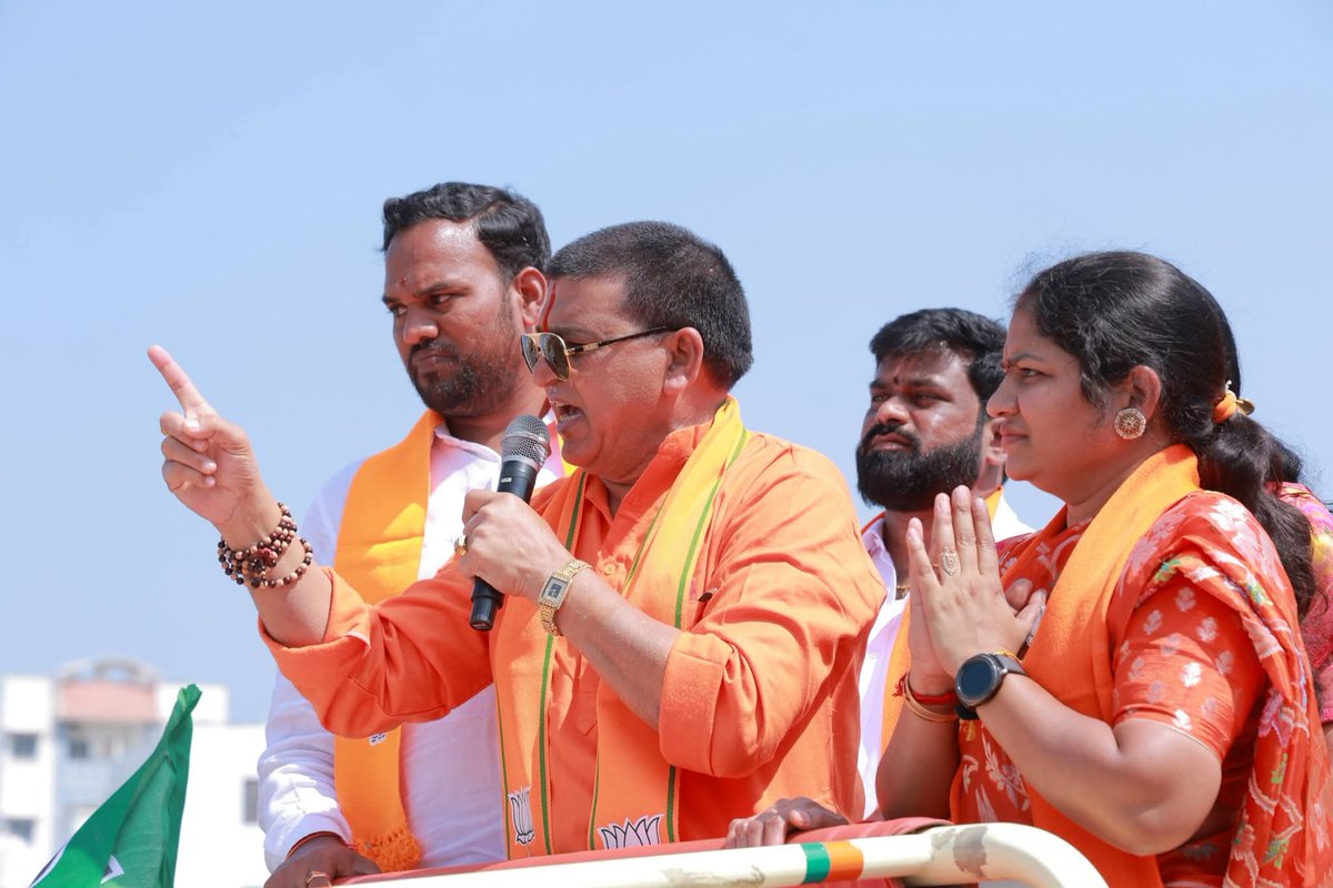 MLA_RakeshReddy's tweet photo. మున్సిపల్ ఎన్నికల సందర్భంగా ఆర్మూర్ పట్టణం లోని 3,18,19వార్డ్ ల కౌన్సిలర్ అభ్యర్థుల కు మద్దతుగా కార్నర్ మీటింగ్ లో పాల్గొన్నాను🚩🚩
#ViksitBharat 
#VoteForBJP
#BJPGovernment  
#developmentarmoor https://t.co/ImbRRA4qnv