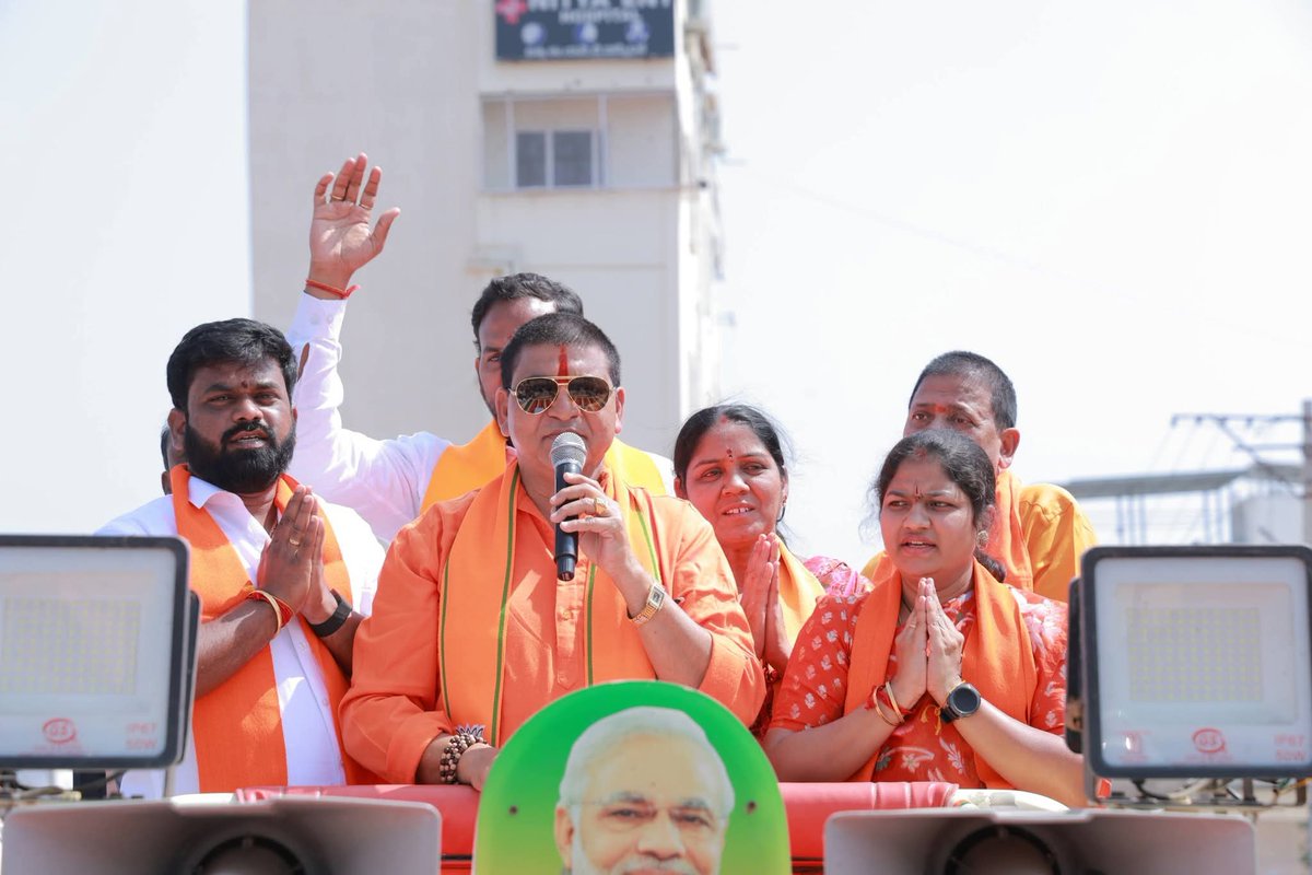 MLA_RakeshReddy's tweet photo. మున్సిపల్ ఎన్నికల సందర్భంగా ఆర్మూర్ పట్టణం లోని 3,18,19వార్డ్ ల కౌన్సిలర్ అభ్యర్థుల కు మద్దతుగా కార్నర్ మీటింగ్ లో పాల్గొన్నాను🚩🚩
#ViksitBharat 
#VoteForBJP
#BJPGovernment  
#developmentarmoor https://t.co/ImbRRA4qnv