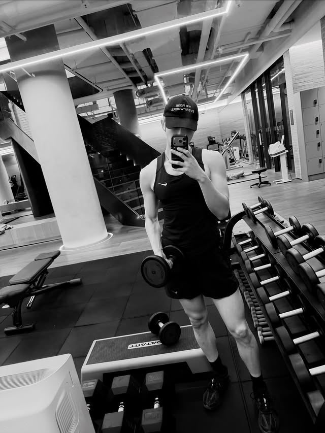 st4rsforyg's tweet image. Acaso la cura de la soledad femenina es un hombre así??