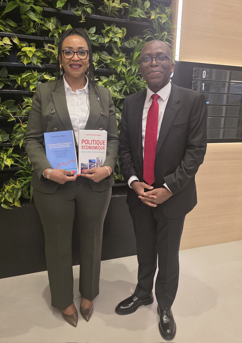 « POLITIQUE ÉCONOMIQUE DANS UN PAYS EN DÉVELOPPEMENT » n’est pas un simple essai théorique.

 Dans cet ouvrage, Augustin <a href="/Mapon_Matata/">Matata Ponyo Mapon</a> Ponyo analyse avec rigueur et expérience les choix économiques qui déterminent la réussite ou l’échec d’un État en développement. 

Il met en