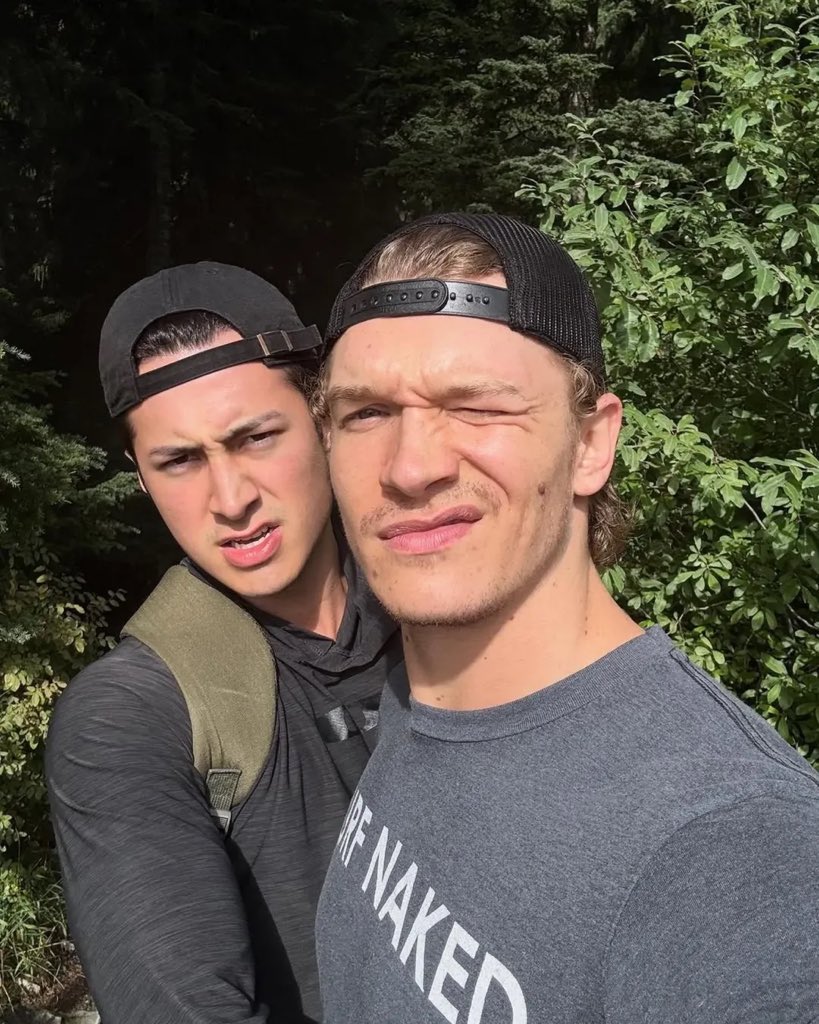 Diretora de elenco de Heated Rivalry conta que Hudson e Connor foram escolhidos por talento, não por métricas, já que ambos tinham menos de 5 mil seguidores:

“A gente não se importa com quantos seguidores alguém tem no Instagram ou se sabe fazer um TikTok aqui no Canadá. Estamos