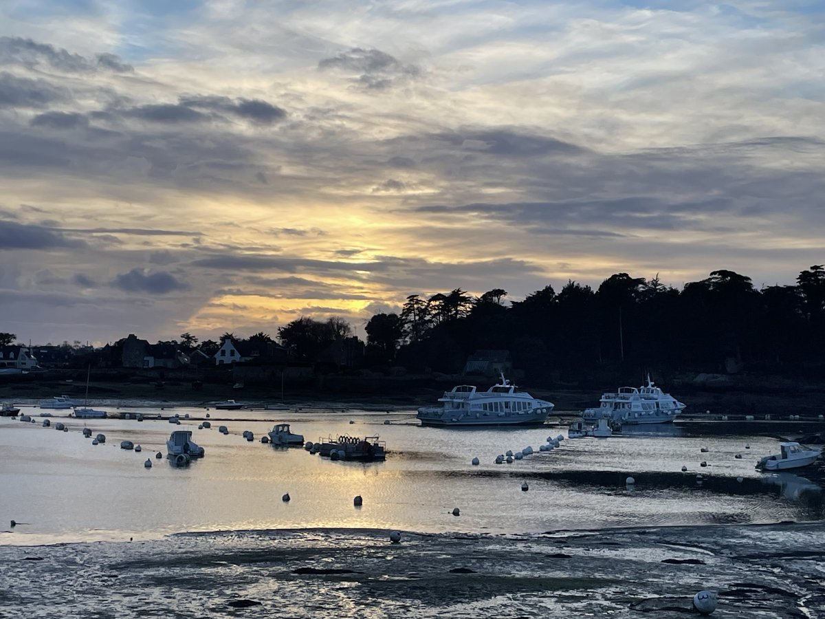 JusteCentriste's tweet photo. Petit clin d’œil en direct … les Vedettes au repos , Vive la #Bretagne 
@Polexandre https://t.co/rEVOqdBKqY