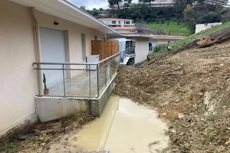 F3cotedazur's tweet image. Cinq appartements touchés, six personnes relogées : un glissement de terrain de plusieurs centaines de mètres cubes touche une résidence #LeCannet
► france3-regions.franceinfo.fr/provence-alpes…