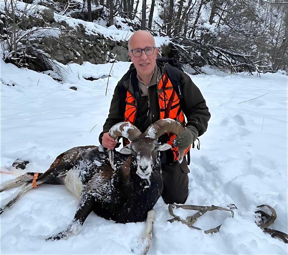 JRenardiere's tweet photo. Une photo d'Éric Ciotti, candidat aux élections municipales, en tenue de chasse après avoir tué un mouflon ! Cette saleté a tous les vices ! 

https://t.co/w5iPKCj0uL https://t.co/jDzjS45WaQ