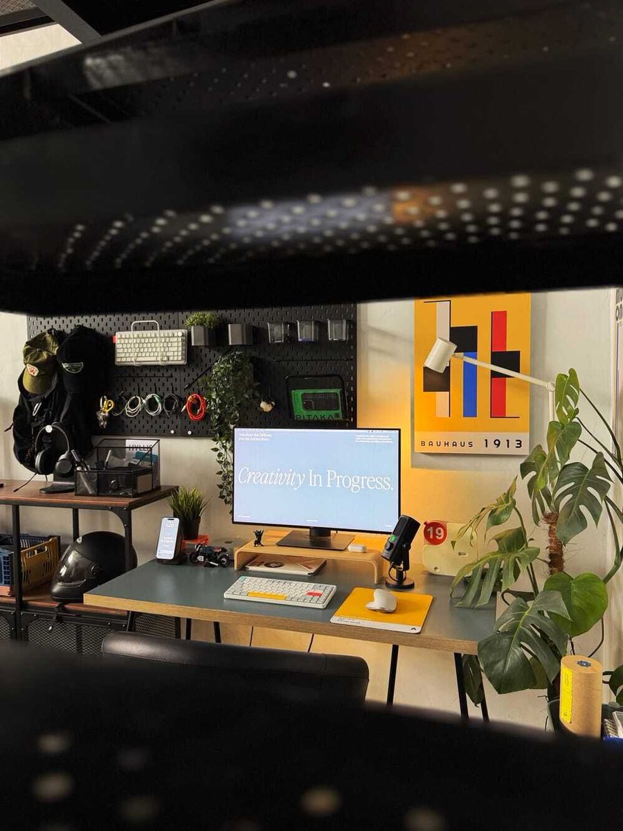 makerstations's tweet image. Creative Workspace of a UI Designer 🧑‍💻