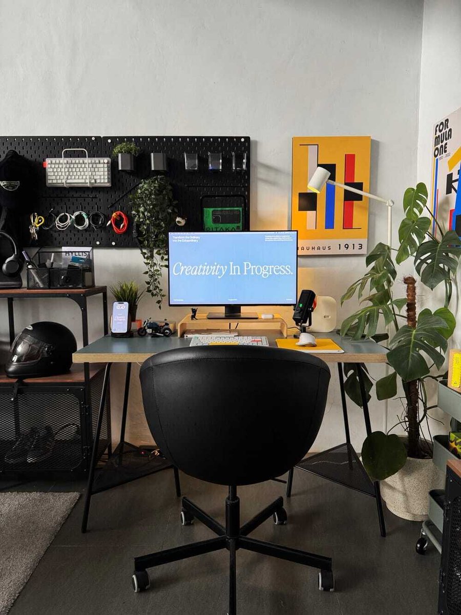 makerstations's tweet image. Creative Workspace of a UI Designer 🧑‍💻
