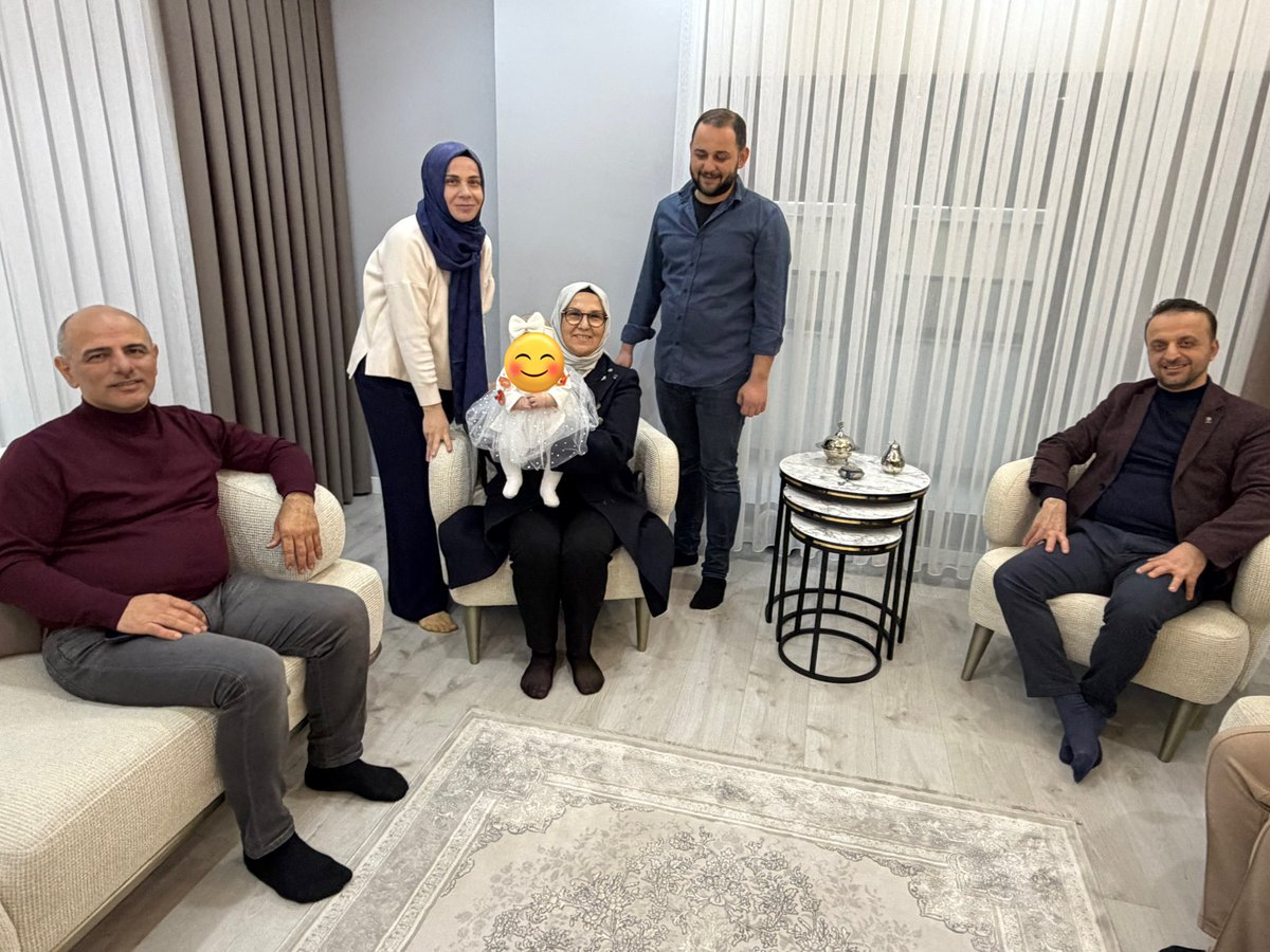 RSKatircioglu's tweet photo. 📍Körfez

Büşra ve Yılmaz Koçver çiftçinin hanesine misafir olduk, yakın zamanda dünyaya gelen minik kızları İnci Sare'yi görme fırsatı da bulduk.

Rabbim göz aydınlığı evlat eylesin. 🤲 https://t.co/xwRD9wUk6R