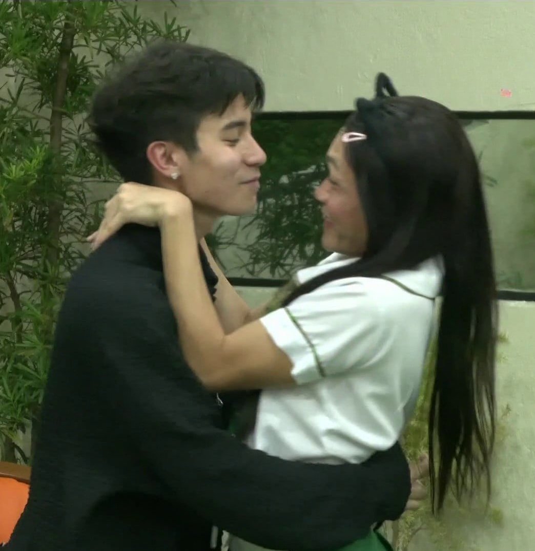 itsechayall's tweet photo. kaya pala, nakadalawang beses siyang amba ng kiss kay esnyr kasi hindi natuloy nung sa shooting! brent gustong haikan si esnyr, trew??!!

#BRESNYR 
https://t.co/Xmp6lKiios https://t.co/A0ofviwLA0