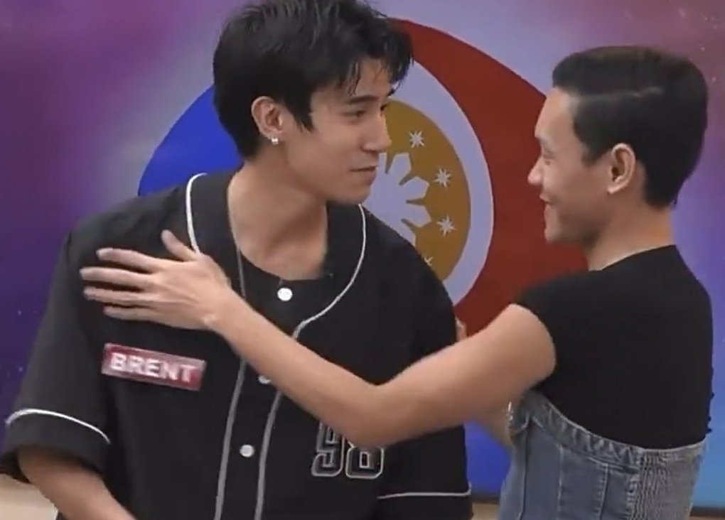 itsechayall's tweet photo. kaya pala, nakadalawang beses siyang amba ng kiss kay esnyr kasi hindi natuloy nung sa shooting! brent gustong haikan si esnyr, trew??!!

#BRESNYR 
https://t.co/Xmp6lKiios https://t.co/A0ofviwLA0