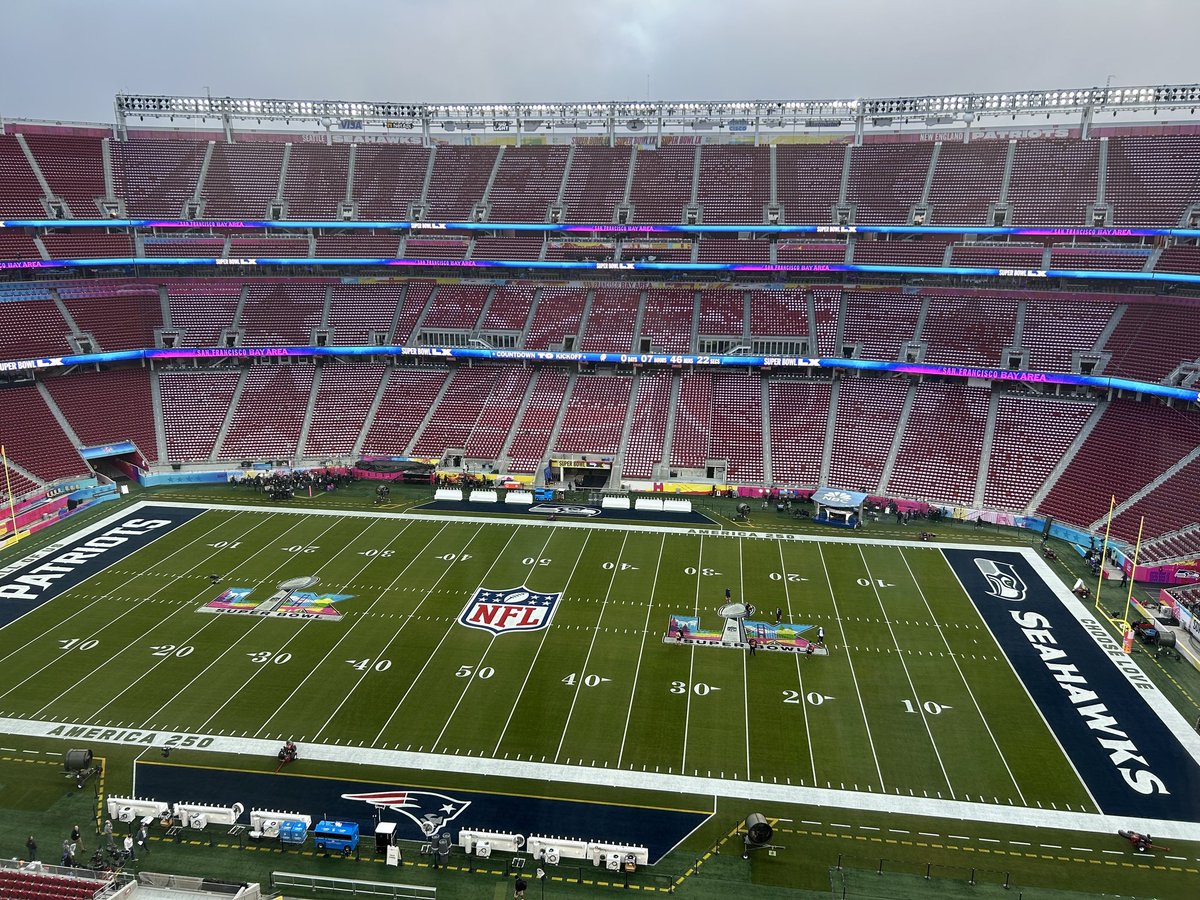America 250 sugli spalti e nella fascia bianca a bordo campo, alcuni dei tributi al 250° anniversario della dichiarazione di indipendenza degli USA previsti in occasione del #SuperBowlLX

📷 <a href="/NFLprguy/">Brian McCarthy</a>