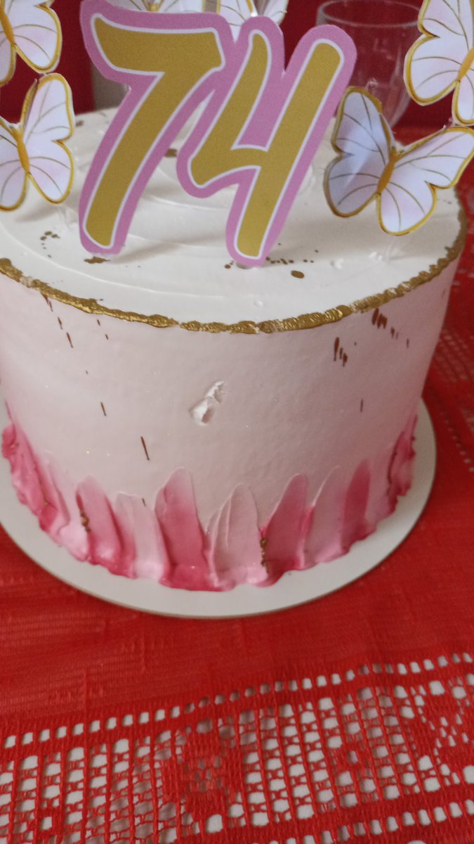 gentee o bolo femme da minha avó amo (essa ferida no bolo foi pq meu vo meteu o dedo)
