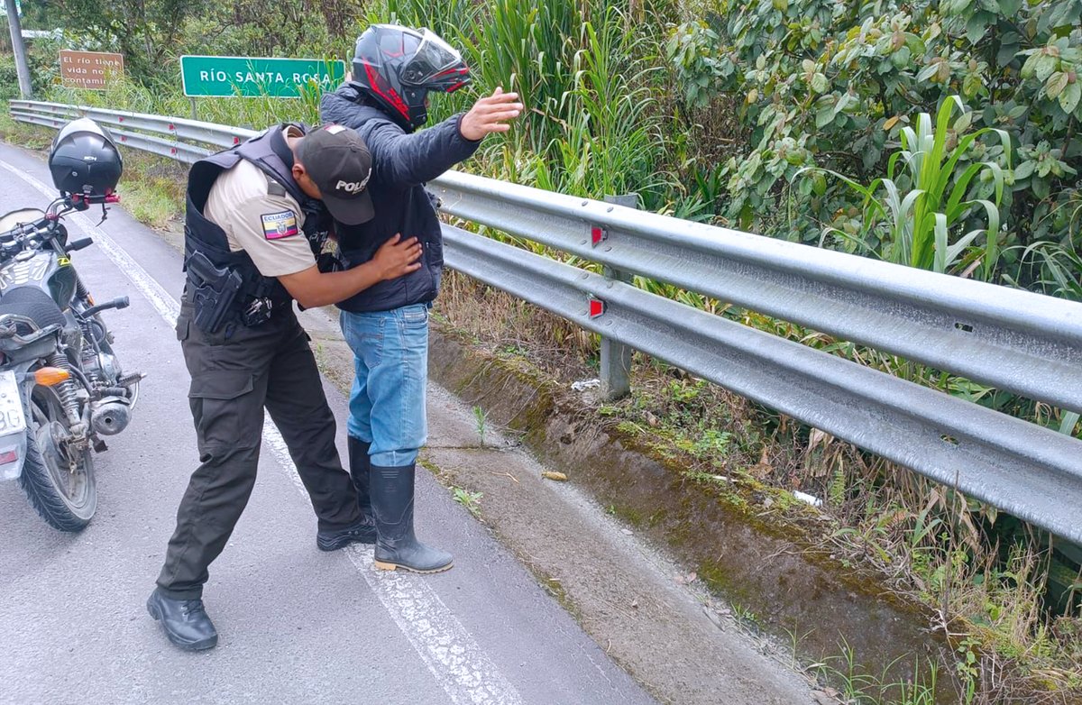 PoliciaEcZona2's tweet photo. #NAPO | OPERATIVOS DE CONTROL

Ejecutamos operativos de control permanentes en sectores estratégicos de #ElChaco, mediante el registro de vehículos y personas, con el objetivo de fortalecer la seguridad ciudadana, prevenir hechos delictivos y mantener el orden público en el cantón.

#PolicíaEcuador
#ServirYProtegerConFirmeza
#EstrategiaOperacional3D