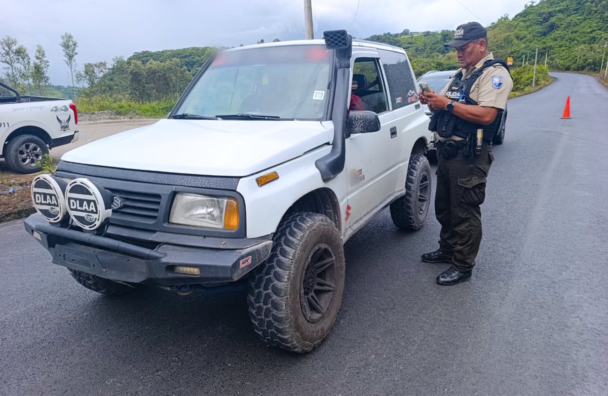 PoliciaEcZona2's tweet photo. #NAPO | OPERATIVOS DE CONTROL

Ejecutamos operativos de control permanentes en sectores estratégicos de #ElChaco, mediante el registro de vehículos y personas, con el objetivo de fortalecer la seguridad ciudadana, prevenir hechos delictivos y mantener el orden público en el cantón.

#PolicíaEcuador
#ServirYProtegerConFirmeza
#EstrategiaOperacional3D