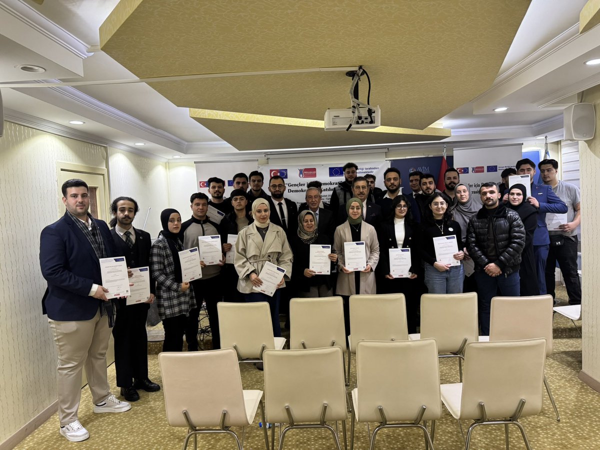 TurkmeneliVakfi's tweet photo. Bir serüvenin sonu, yeni becerilerin başlangıcı! 🇪🇺 Katılımcılarımız Youthpass sertifikalarını alarak programı tamamladı. Takım çalışması ve sosyal becerilerle dolu bu süreç bizleri geleceğe hazırladı. #ErasmusPlus #Youthpass #YouthExchange #GençlikDeğişimi @ulusalajans https://t.co/Nki0oSG5Na