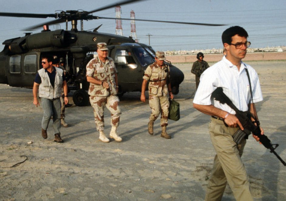 AwaliTech's tweet photo. Il faut toujours se méfier des militaires qui ont une tête de prof d'histoire-géo. https://t.co/Z7mrUsIzxH