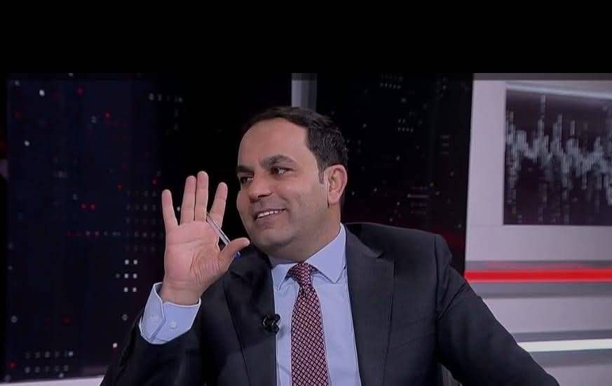 GeneralInspect3's tweet photo. الإعلامي الأردني عامر الرجوب يحظى بإعجابي واحترامي.
أراه شخصية مهنية بحتة، لا يحمل أجندات خفية، ولا يعتمد على "جدران خفية" ليُبرز نفسه، بل يعتمد على كفاءته ومهنيته.

لا تجمعني به أي معرفة شخصية، ومع ذلك أقدّر أدائه ونزاهة تاريخه الإعلا��ي. في المقابل، هناك إعلاميون فتحت لهم كل الأبواب والنوافذ، وتم تلميع صورتهم بشكل مبالغ فيه، بينما هناك العشرات ممن هم أكثر كفاءة ولم يحظوا بالاهتمام ذاته.

أتمنى أن يصحو الإعلام الرسمي قليلاً ويعيد ترتيب أولوياته. صراحة، الإعلام ال��ردني قبل عشرين عامًا كان أفضل بألف مرة مما هو عليه اليوم.

تحية لهذا الإعلامي الأردني، الذي يمكن وصفه ببساطة أنه إعلامي حقيقي، يرفض السير في الطرق الرديئة التي يسلكها كثيرون اليوم، والذين يحظون بالدلال والتدليل بسبب ولاءاتهم الشخصية أو انتماءاتهم للأشخاص وليس للوطن.
@amer_alrjoub
#الأردن