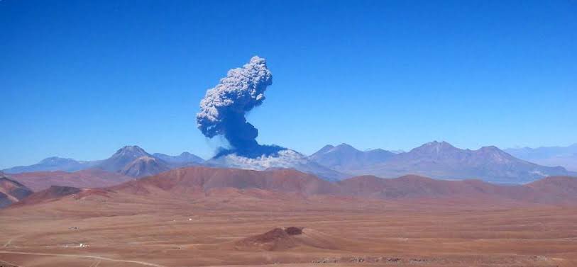 #VolcanLascar pulso cenizas, ubicado en #Antofagasta y considerado el más activo del norte,registró hace un par de horas emisión de cenizas.
<a href="/sernageomincl/">Sernageomin</a> mantiene alerta 🟢,lo q indica actividad normal.
#Chile #Santiago #Iquique #Geologia #EarthQuake #Volcan