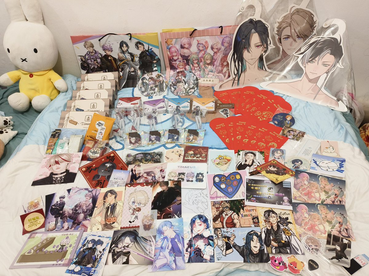 ruby85440085's tweet photo. 2/6-2/7南港漫展report ✨
抱著緊張不確定又期待的心情衝見面會，1V1真的超挫……我就俗辣🫠
見到了好多穆光跟熟面孔雖然這兩天的狀態不太好比較I穆光們還是很包容我快哭了🥲
甚至快把阿嬤誇到天上……我也快長耳朵了……你們好扯ㄛ
收到了好多大家的心意也送出了好多認親卡塔諾西🫶
快到抽選時間有夠緊張發現抽中更緊張了🫠而且還中兩張！！
出來之後感謝菇菇的好吃金牛角補充能量，連拿的手都在挫
時間很短沒能對佐講到什麼話只有展示了胸花跟痛包跟一句要好好吃飯ㄛ，但這樣就足夠了能見到你這趟來的超值😌
無花果做的穆光跟特助超可愛超好摸……
沒想到遇到佐哥coser 感謝合照您有夠呀薩西心房顫動again ……
最後跟呱呱樂一起搭捷運回去😌，能遇到你們每一次相遇、都是一次次的奇蹟✨
#佐標之力 #CetsLook #萊哩萊 #斯訊珀達